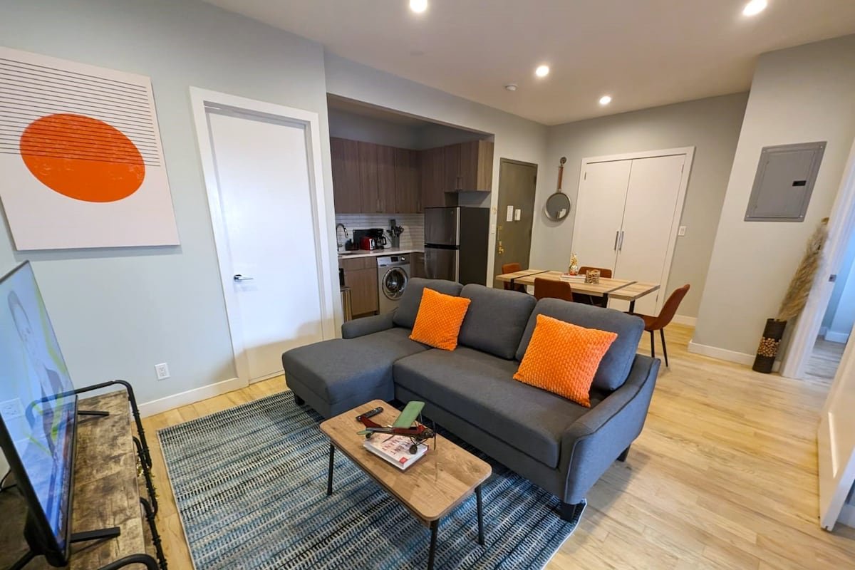 Chic Midtown 2 Bedroom | Queen Beds | WD gallery image 4