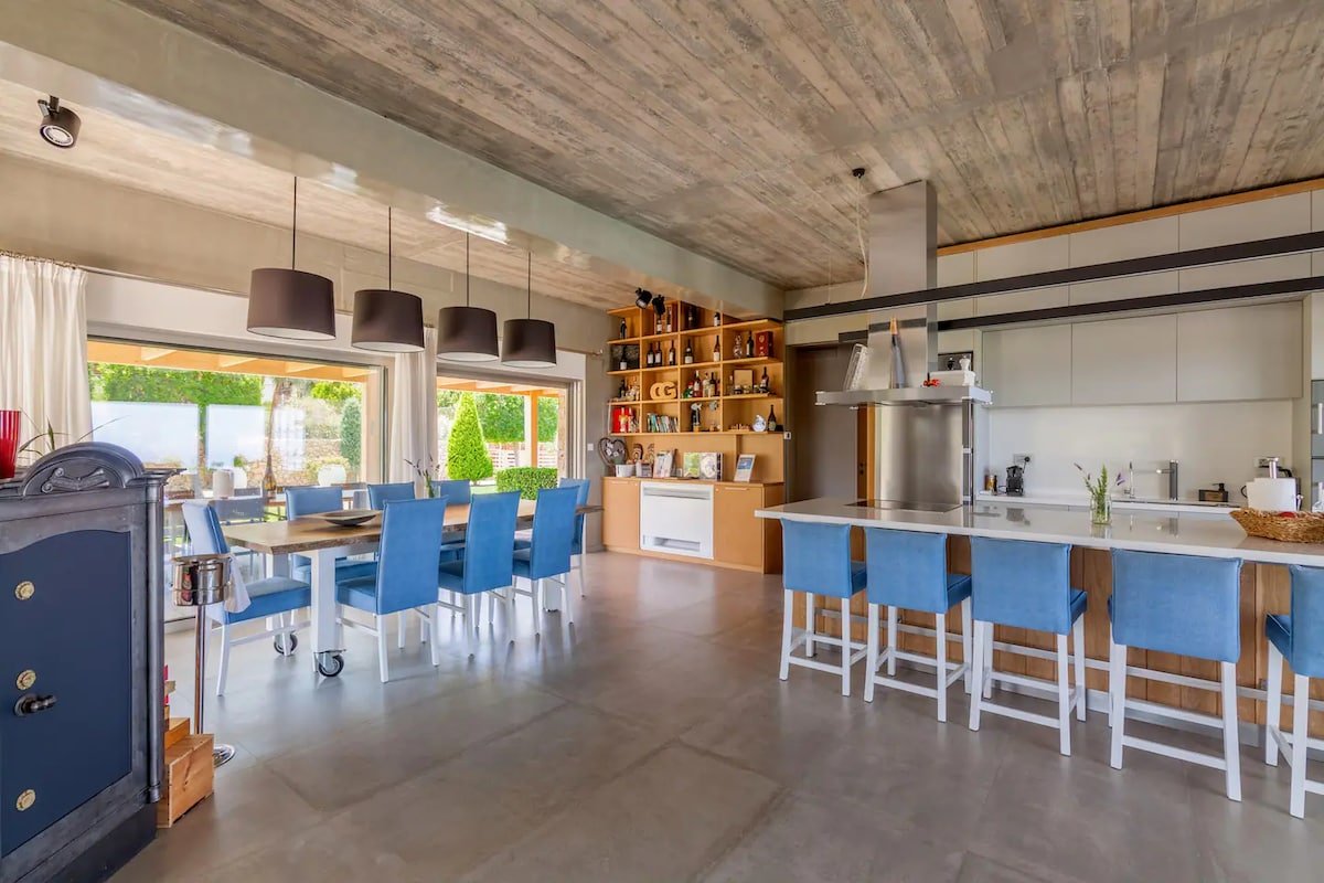 Breathtakig views – heated pool – sauna gallery image 4