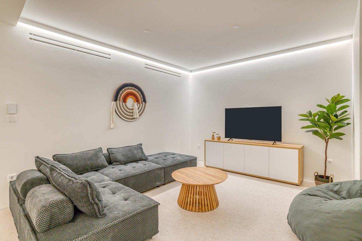 Beachfront Pool Villa – Walking Distance to Naousa gallery image 5