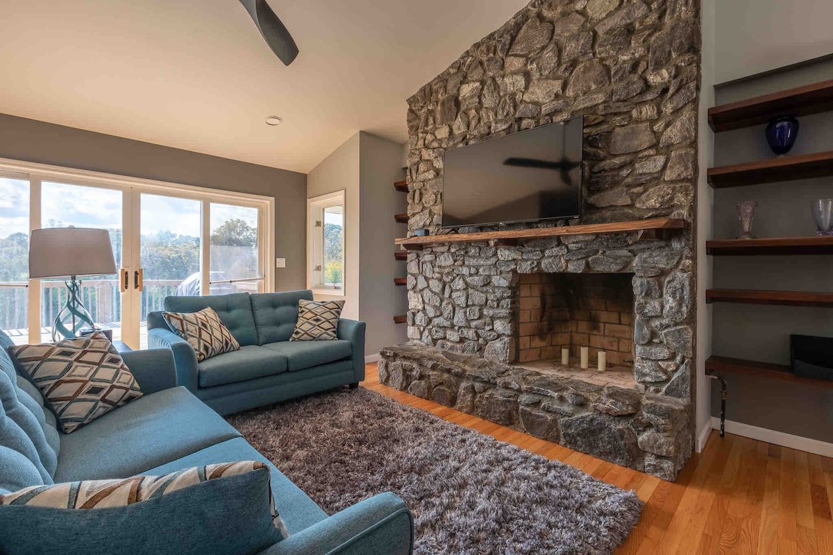 Water, Electric, WiFi, PETS Sleeps 11. Near Aville gallery image 5