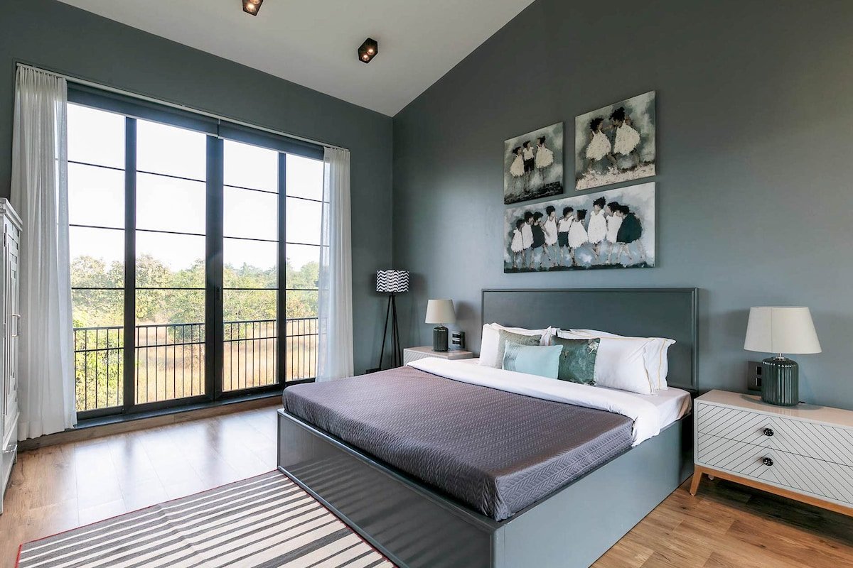 Lux Charcoal Villa by StayVista Pool, Foosball &TT gallery image 4