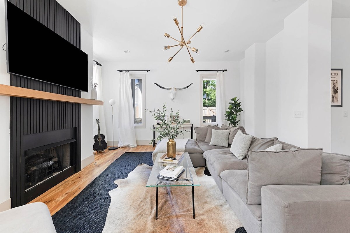 The White House – Hot Tub + 1.2 miles to Broadway. gallery image 2