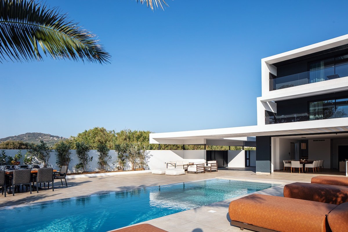 Nuera I: Modern 5BR Villa, 300m from the Beach gallery image 4