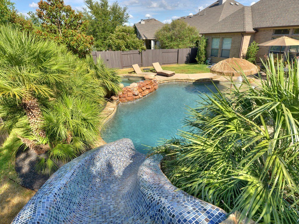 House w/4 beds, Pool/Spa & Grill in Austin! gallery image 4