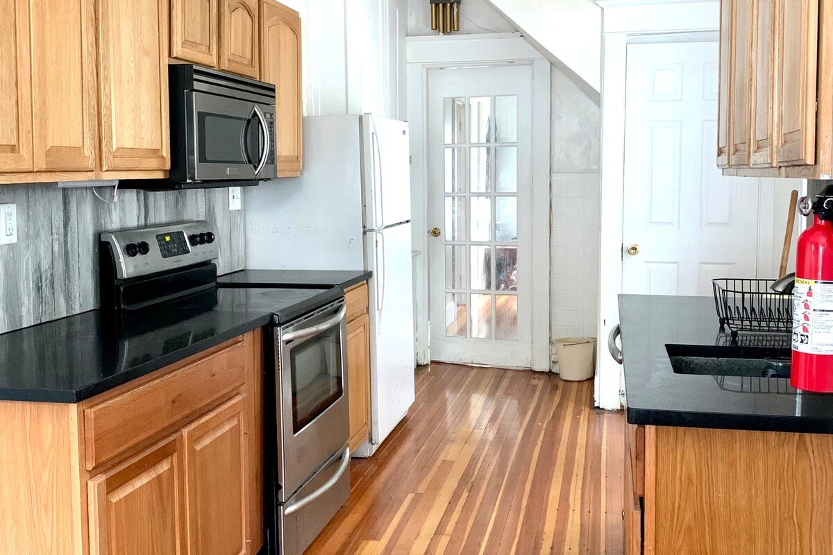 Beautiful 5 bedrm , 3.5 bathroom, private parking gallery image 5