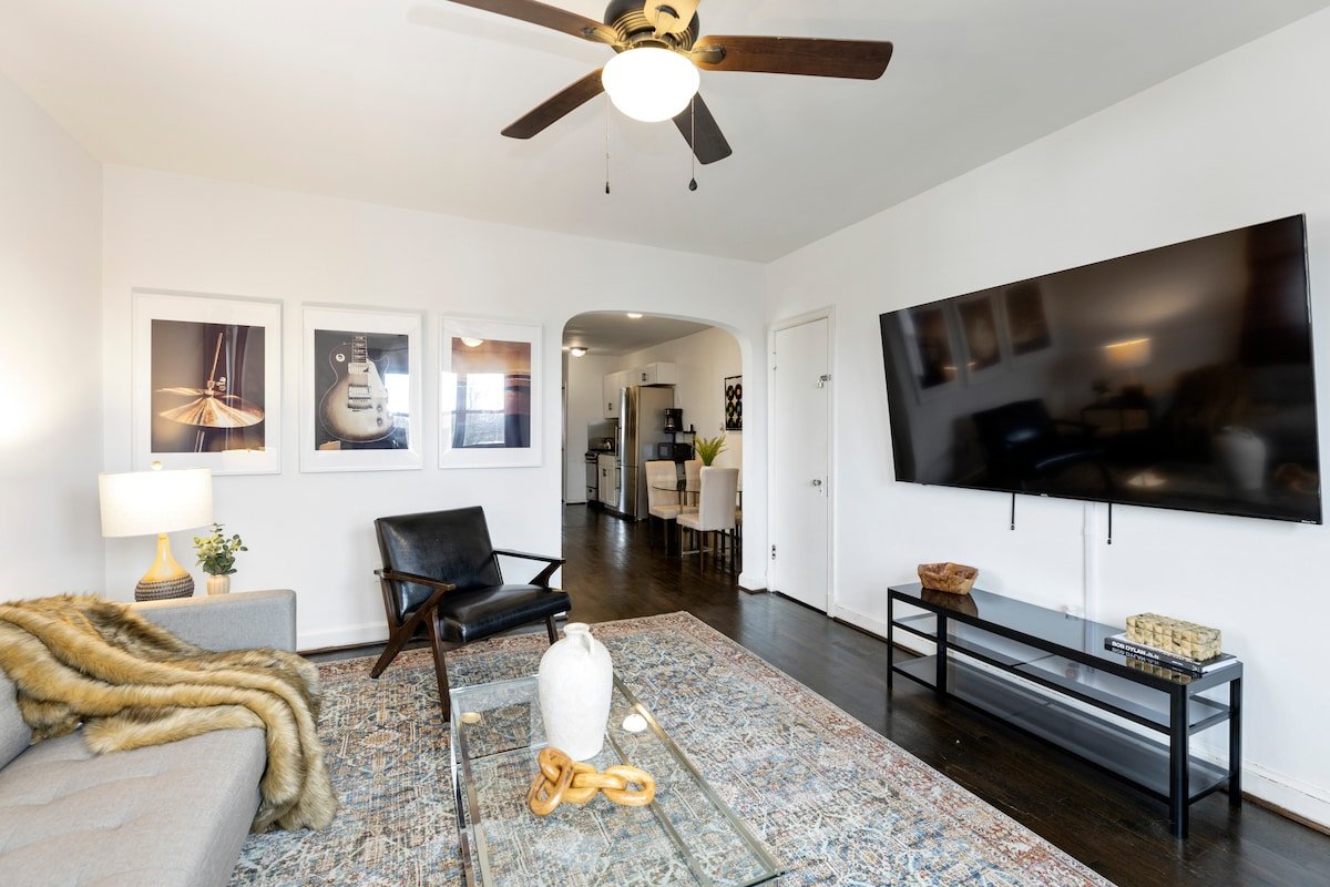 Music-Themed 2 Bedroom w/ a 70inch TV in DC gallery image 3
