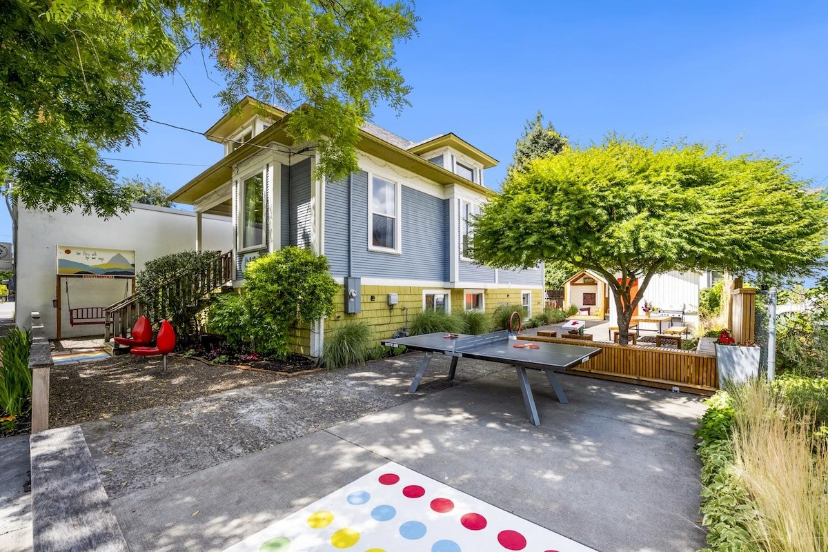 Ideally Located, Modern & Artistic Large House gallery image 4