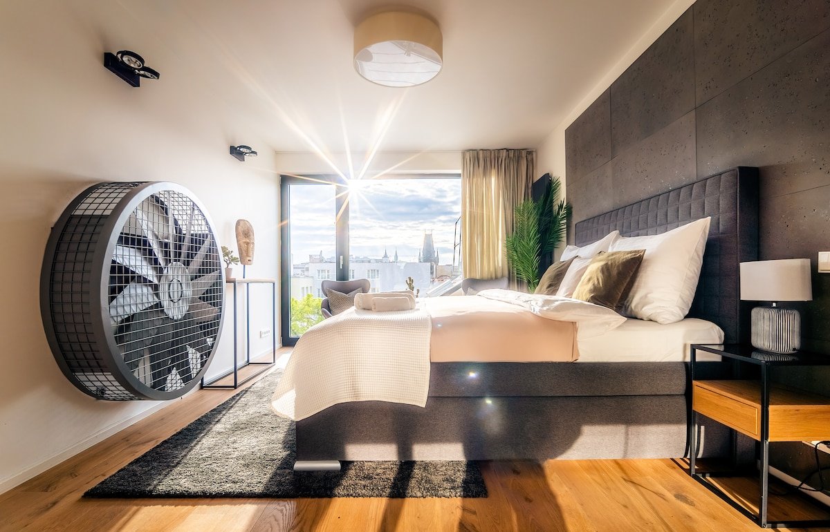 5BR+2Bath Old Town Industrial Penthouse, A/C gallery image 3