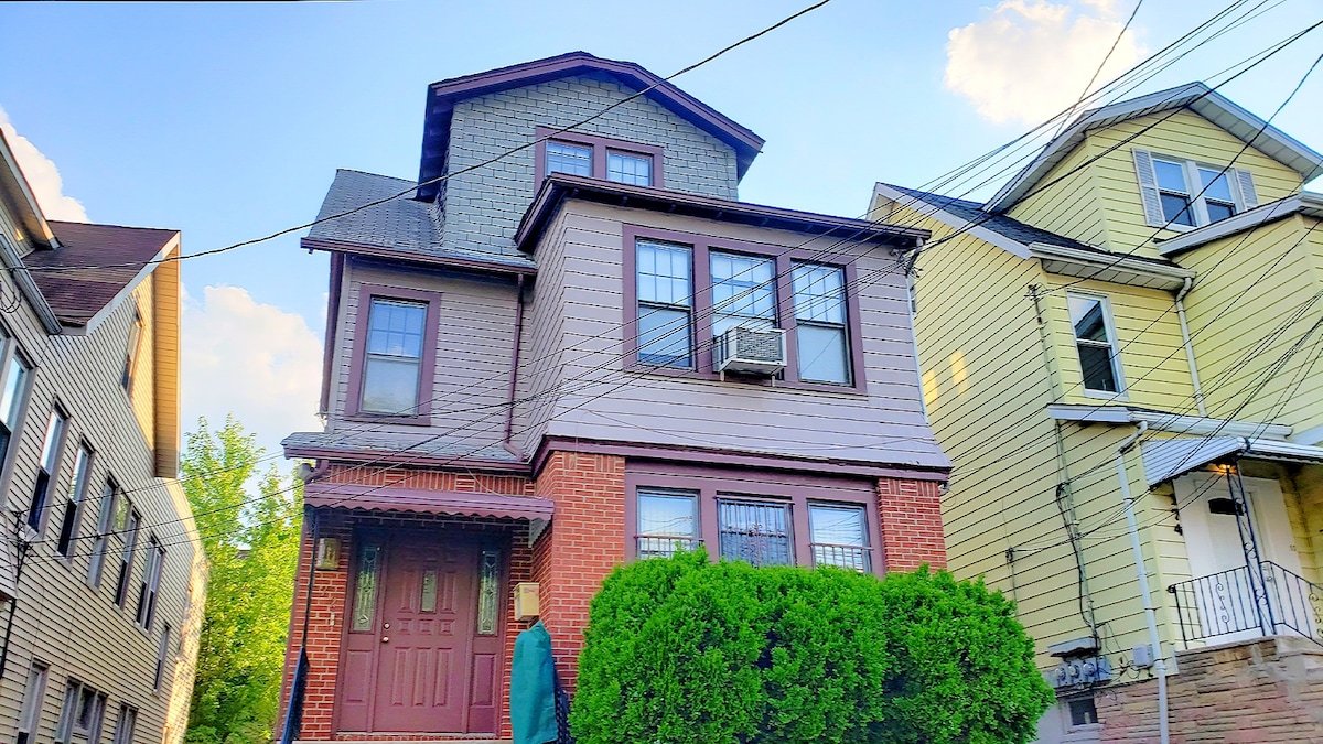 Clean, Comfy and Convenient NYC Suburb sleeps 16 gallery image 2