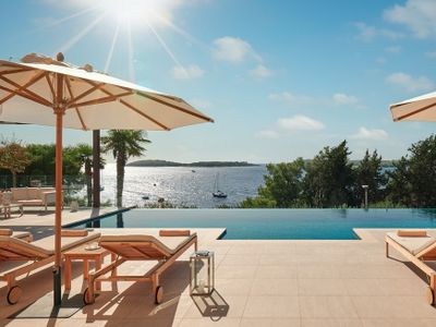 Hvar Deluxe Palace I – Beachfront, Pool & Sauna