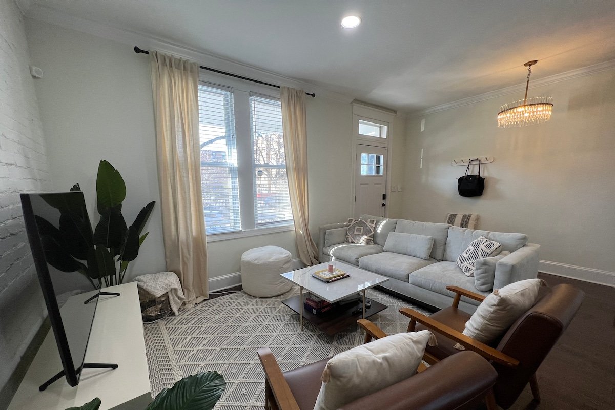Modern, Luxury 3bd/2ba row home in Capitol Hill gallery image 3