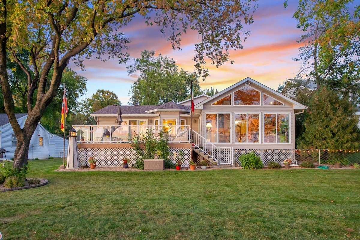 Lakefront Family Retreat gallery image 2