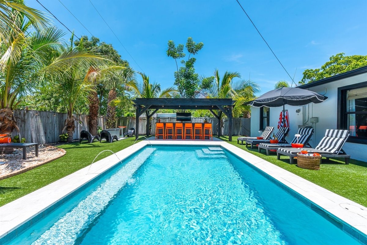 Modern Deluxe Palm Beach Coco Villa & Pool Bar!