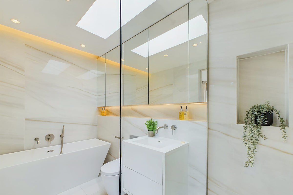 Decadent Mews House overlooking Regent’s Canal gallery image 4