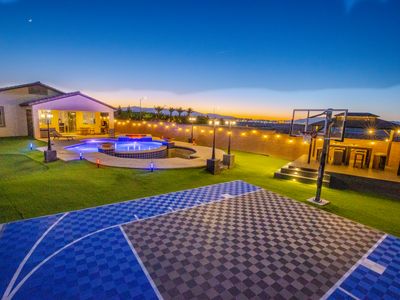 1900 SqFt House 25Ft Heatable Pool/Spa- Strip View