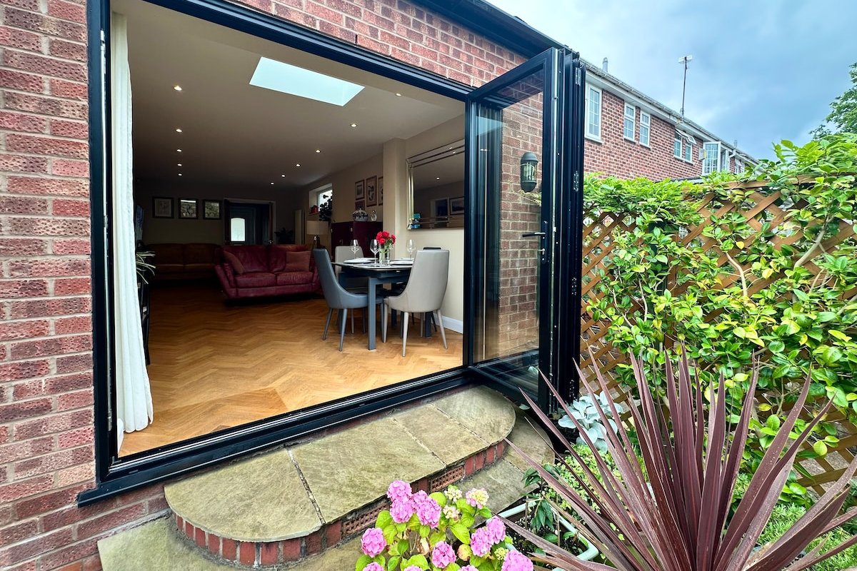 Splendid mews in trendy Bowdon, private parking. gallery image 3