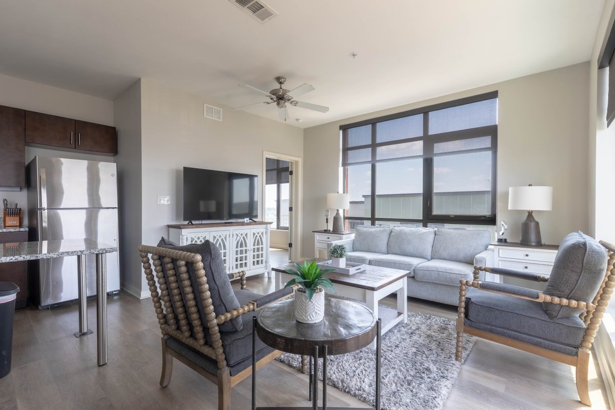 Luxurious Top Floor 2 Br 2 Ba Downtown Condo-#604 gallery image 2