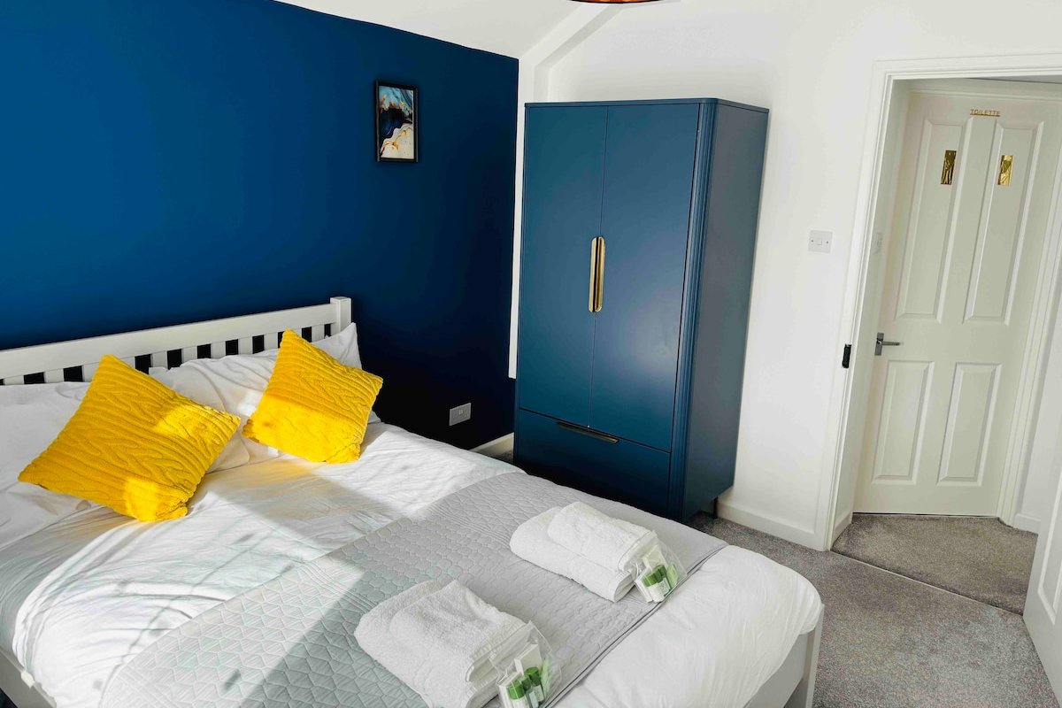 Chic 5 Bedroom House with Private Parking & Garden gallery image 5