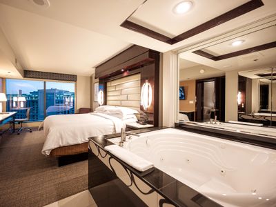 VEGAS 2BR Jacuzzi Suite with Projection Screen TV