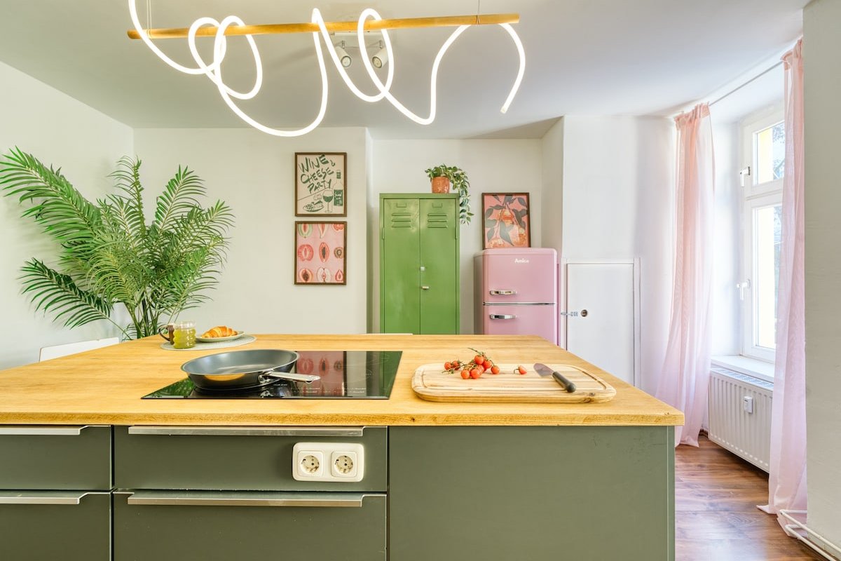 In the heart of Kreuzberg – 140m² spacious & cozy gallery image 5