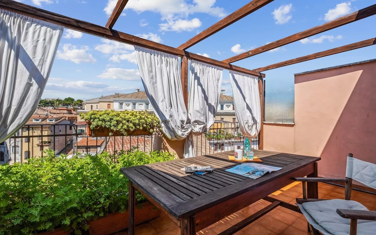 Trastevere penthouse with double exposure gallery image 5