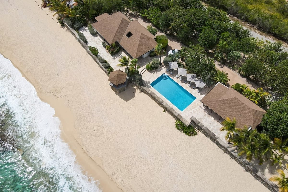 Blue Beach (4 bedrooms) – Baie Longue beachfront v