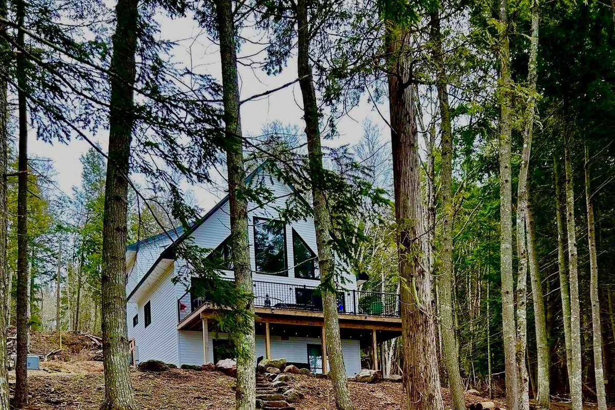 Cozy Lakeside Retreat, Hot Tub & Sauna Escape