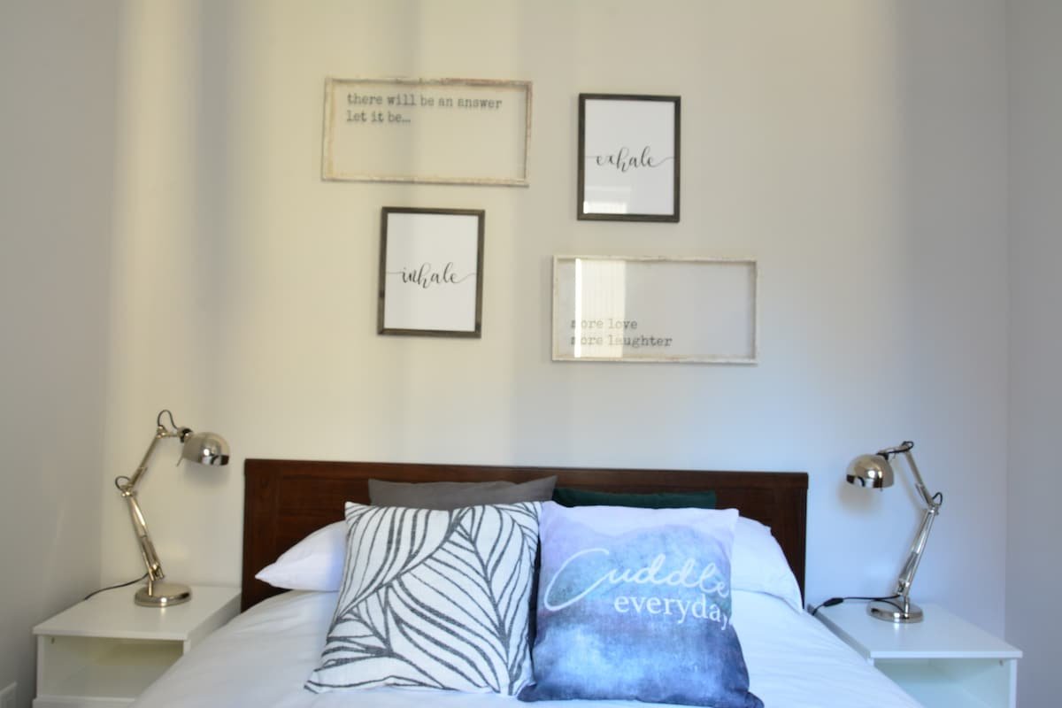 Top Location – 3 Full Bathrooms – 7 beds – Terrace gallery image 4