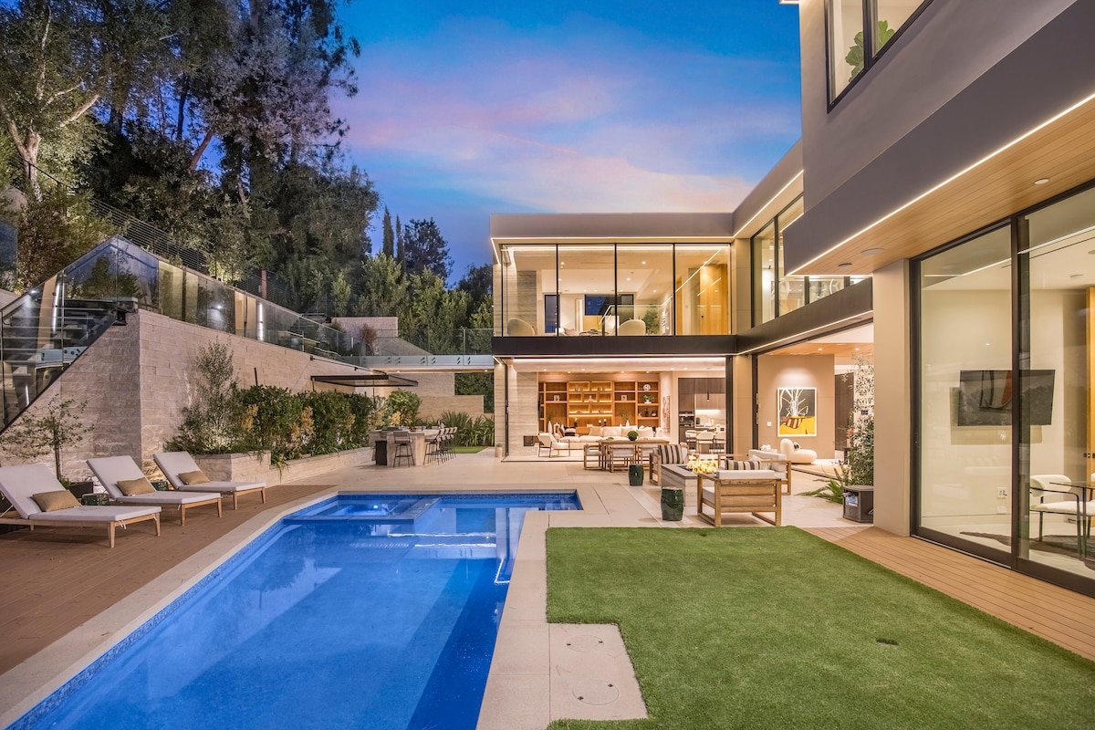 Exquisite Private Oasis in Beverly Hills gallery image 3