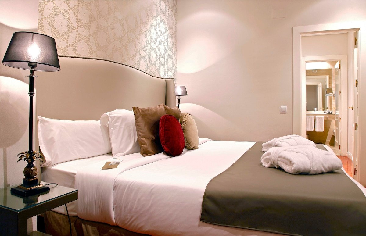 Cibeles Boutike- Master Suite gallery image 5