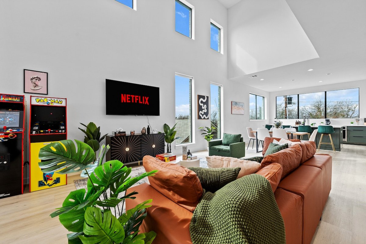 Lux 6BR Duplex Lofts | Hot Tub, Billiards, Balcony gallery image 4