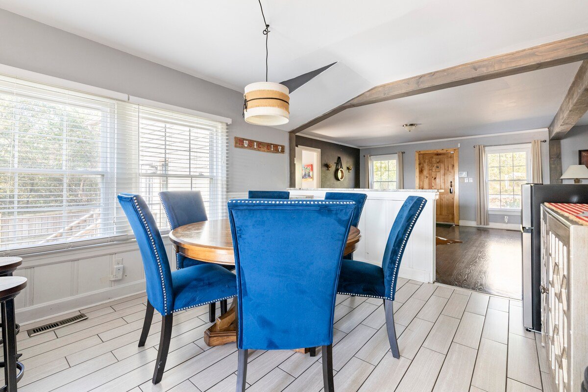 Renovated Bungalow with Skyline Views Right on the River gallery image 4