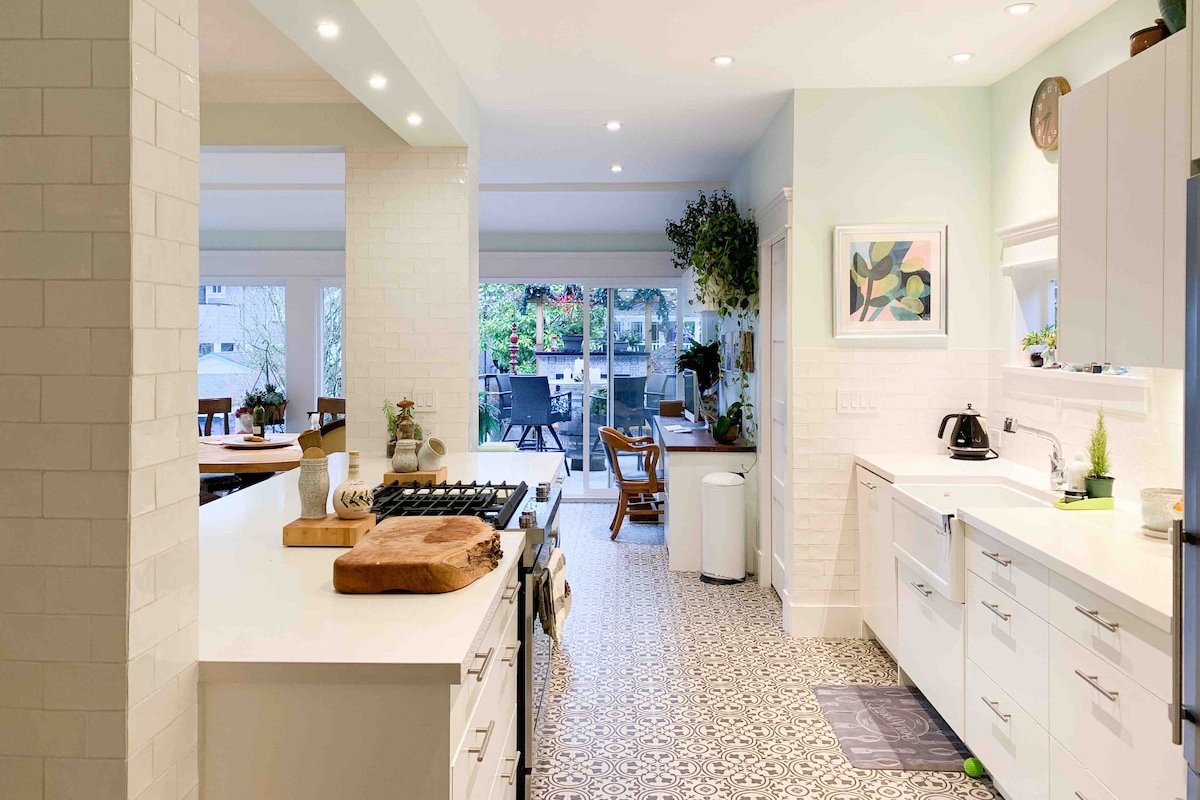 4+ bed Character Home Blocks to Beach. gallery image 2