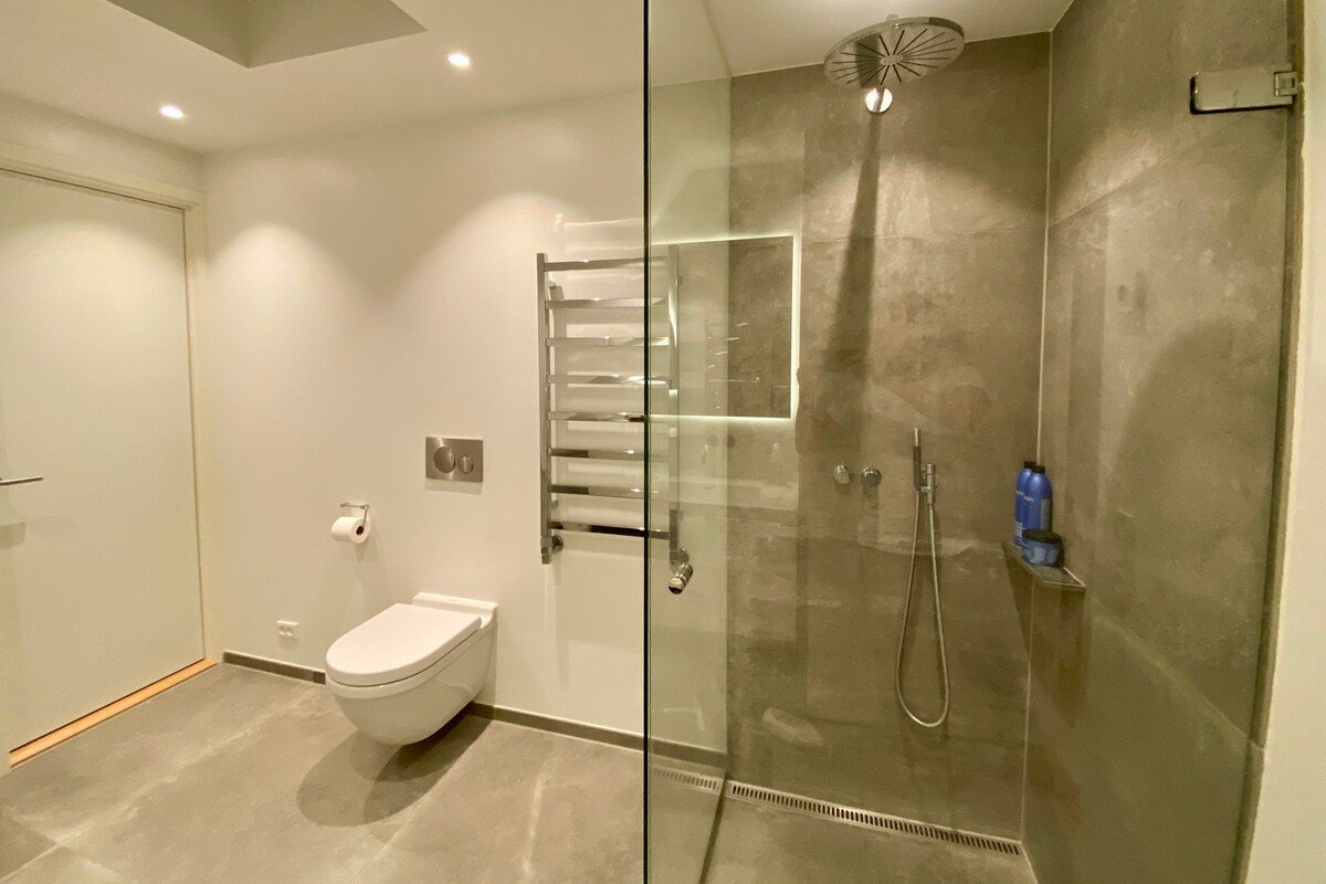 Oasis with private rooftop gallery image 5