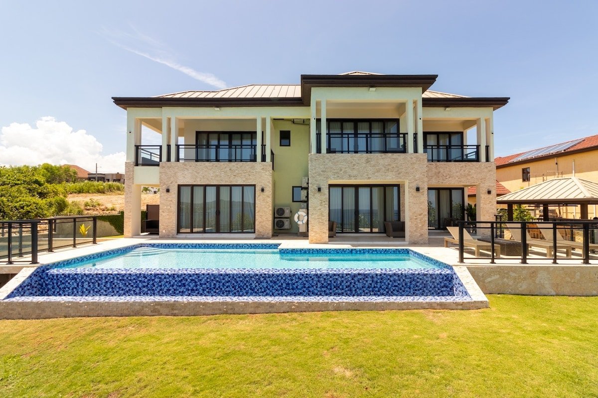 Panoramic Cliffside Luxe Villa