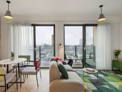 Large 2 Bed with Gym Access & 24/7 Reception