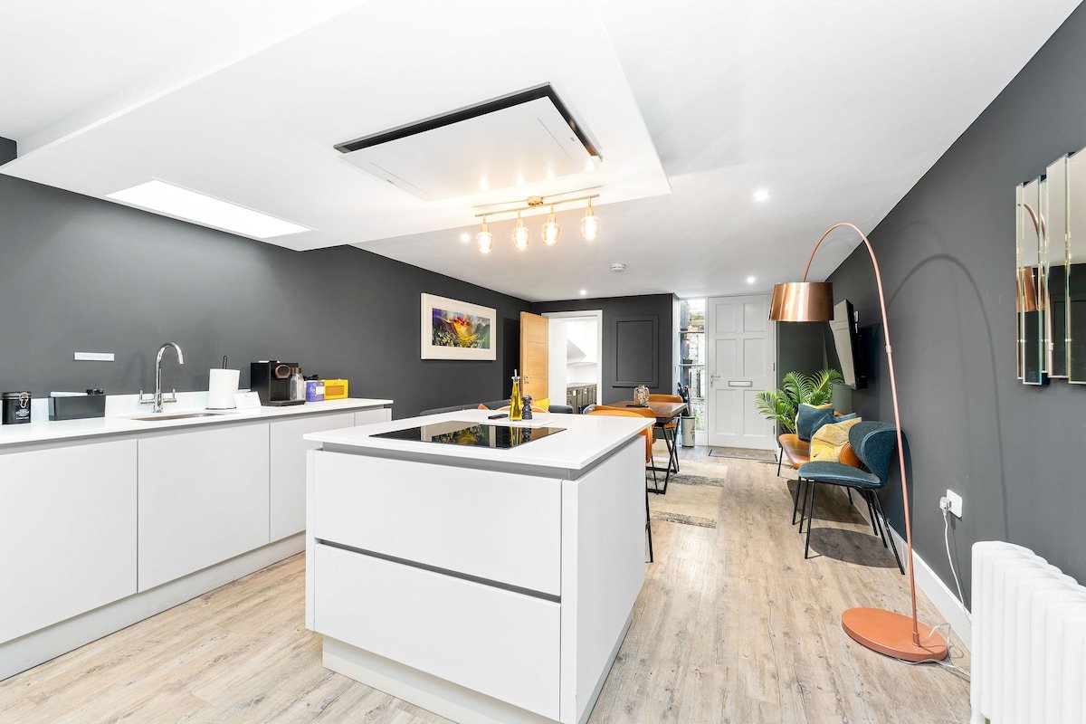 RÌGH Properties- Luxury West End Artisan Apartment gallery image 4