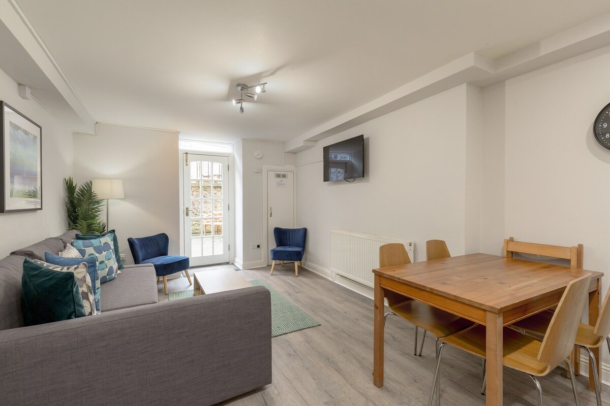 3 bed apartment ideal for Royal Mile & Old Town gallery image 5