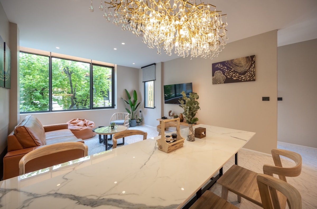 Fabulous! 5 BR with Living Area gallery image 4