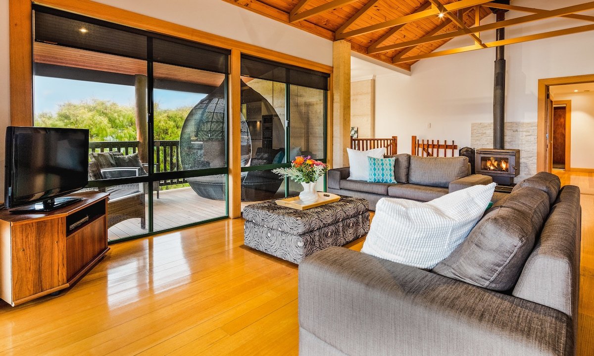 Dolphin House: Family-Friendly • Ocean Views • BBQ gallery image 2