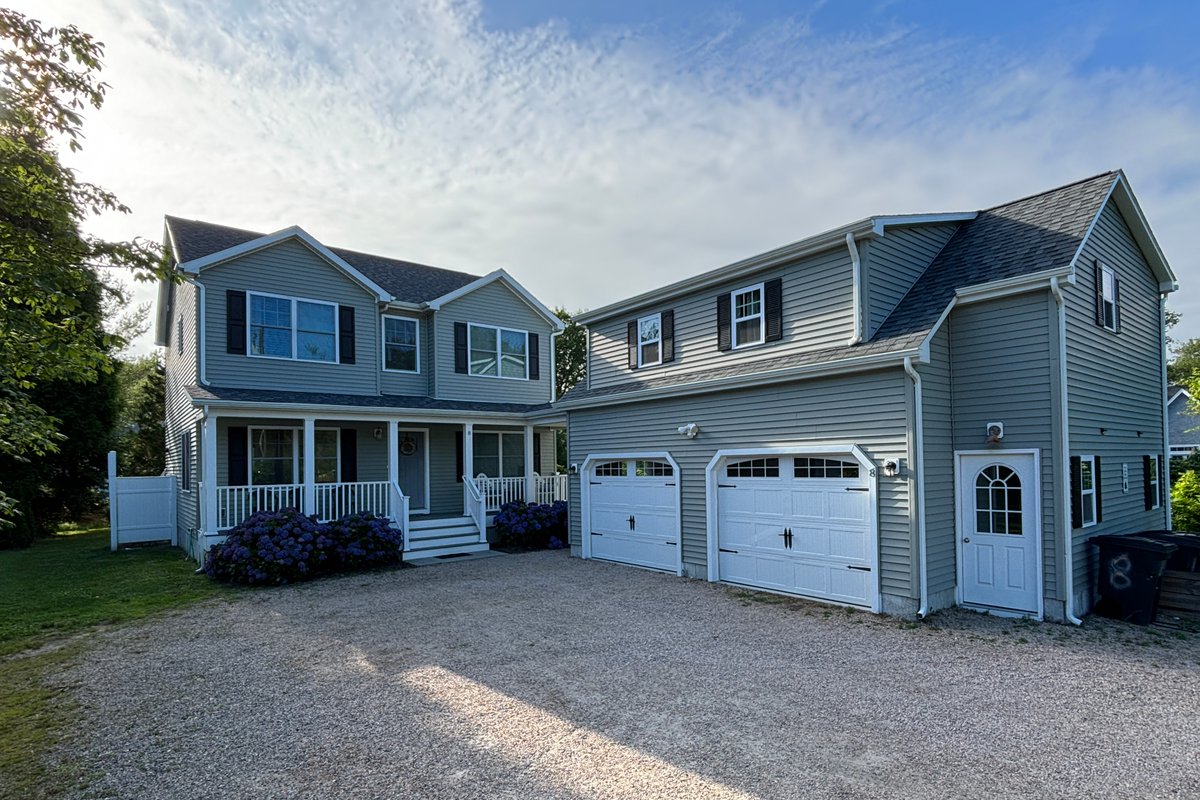 6 BR / 4 BA home in Narragansett Pier!
