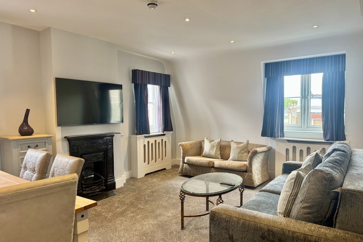 3 Bed/3 Bath Brand New Modern Flat with Air Con gallery image 3