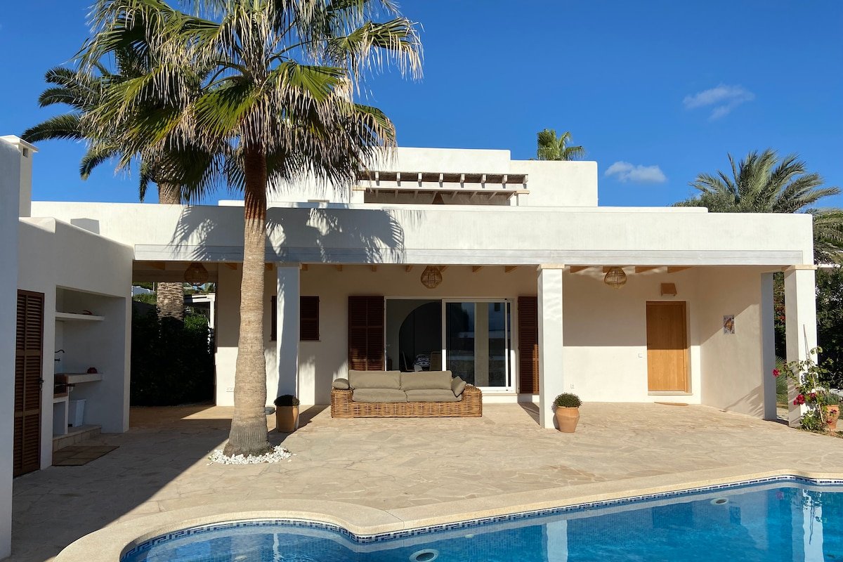 Charming villa with sea views-Cala Egos gallery image 2