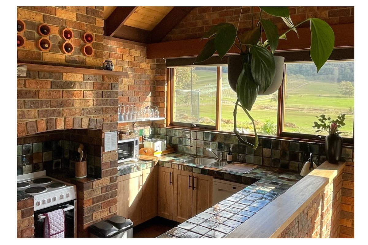 The Cottage – fire’s lit, grab a drink and relax! gallery image 4