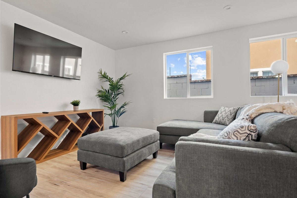 Spacious Home in Arts District w/ Parking gallery image 5