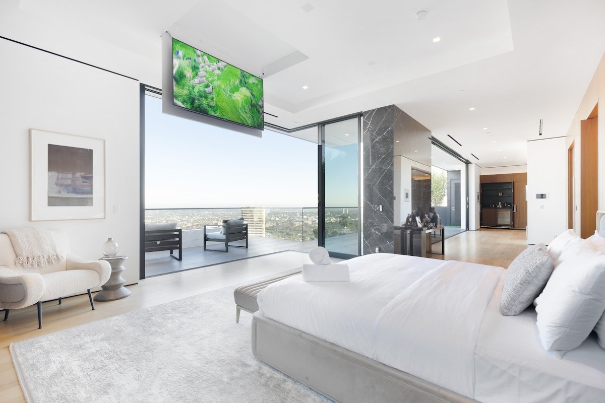 Hollywood Hills Luxe Retreat with Designer Style gallery image 3