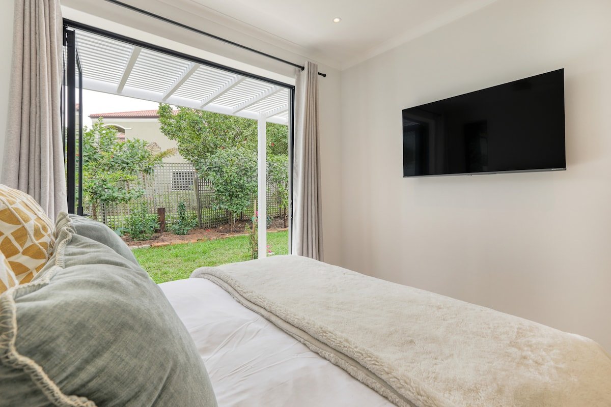 Light-Filled 2-Bed Cottage | Plunge Pool & Braai gallery image 5