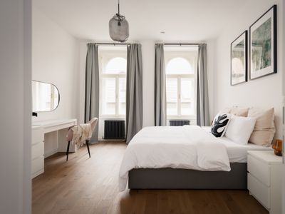 3BDR LUX Lessor town home, NEW! Under the Castle !