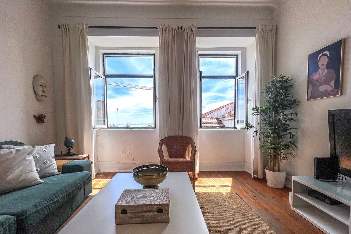 Charming 6 Bedroom Apartment w/ River View gallery image 5