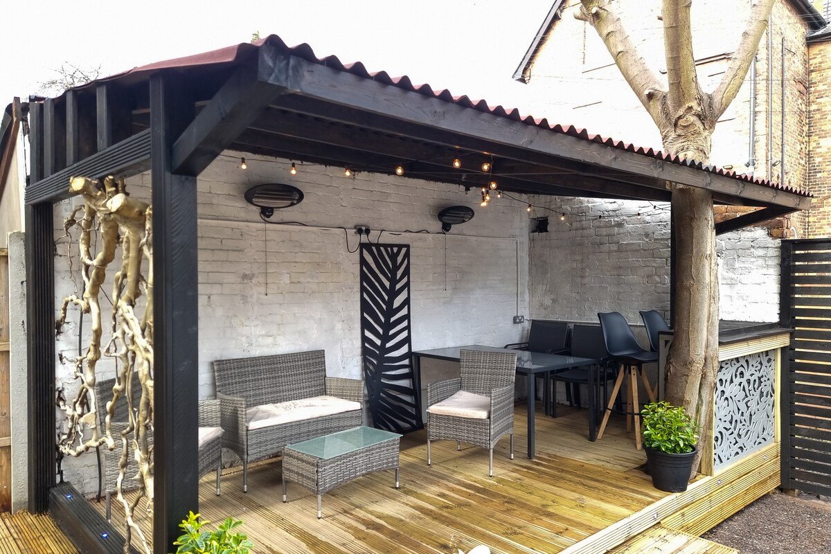 Spacious 6-Bed with Large Patio and Free Parking gallery image 5